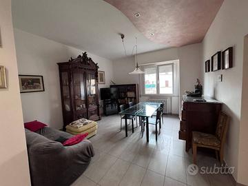 Loreto ampio trilocale con posto auto