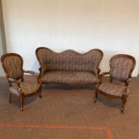 Salotto composto da un divano e due poltrone