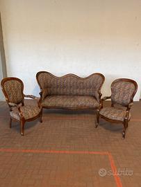 Salotto composto da un divano e due poltrone