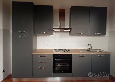 cucina grigia lineare