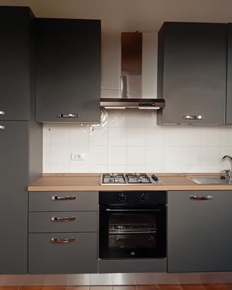 cucina grigia lineare