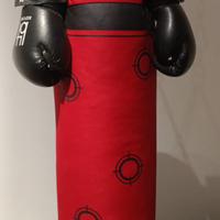 sacco da boxe con guantoni
