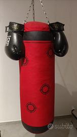 sacco da boxe con guantoni