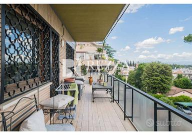 Appartamento di 320 m² con più di 5 locali e box a