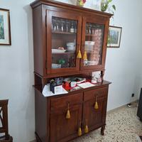 set tavolo con sedie e vetrina