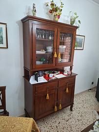 set tavolo con sedie e vetrina