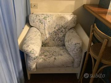 Poltrona bianca ampia