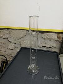 Cilindro graduato laboratorio