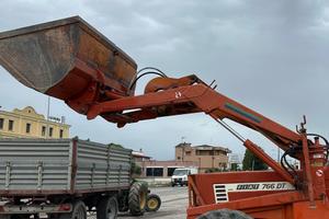 caricatore per Fiat con benna e flange