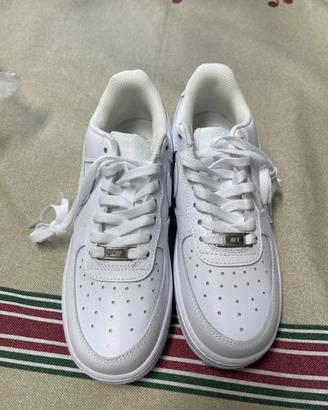 Nike Air Force 1 07 Classic Low-Top, Bianco / 36