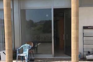 Locale commerciale con box a Martano