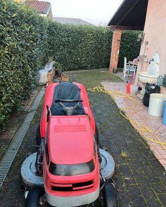 Trattorino taglia erba