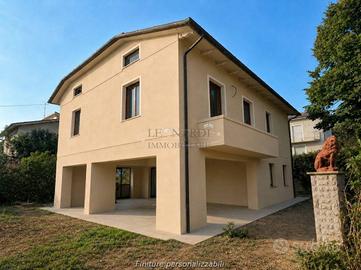 Casa indipendente di 220 m² con più di 5 locali e 