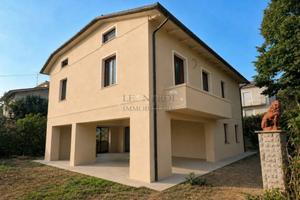 Casa indipendente di 220 m² con più di 5 locali e 