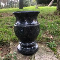 Vaso di granito Labrador scuro