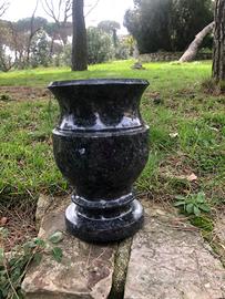 Vaso di granito Labrador scuro