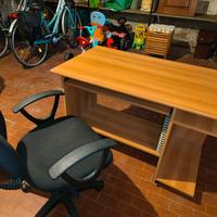 Scrivania per PC con sedia