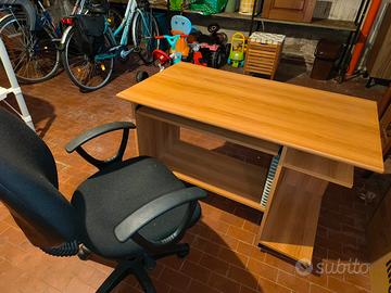 Scrivania per PC con sedia