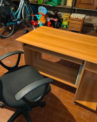 Scrivania per PC con sedia