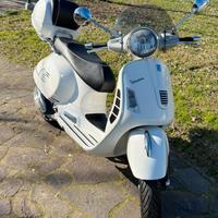 Vespa GTS 300 Bianca - Condizioni da collezionista