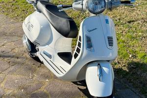 Vespa GTS 300 Bianca - Condizioni da collezionista