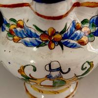 Vaso versatoio grottesca marchio Urbino Sec. XVI