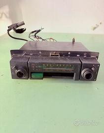 Autoradio Autovox con riproduttore di cassette '70