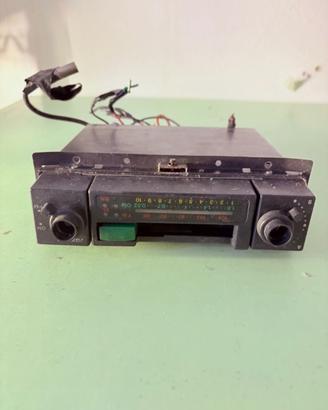 Autoradio Autovox con riproduttore di cassette '70