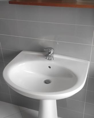 Lavabo bagno a colonna e rubinetto 