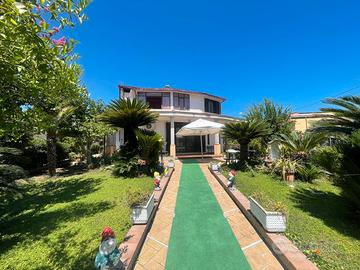 Villa 9 vani con giardino di 360 mq - bellona