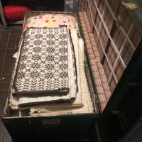 Baule pieno di biancheria per la casa più tappeti