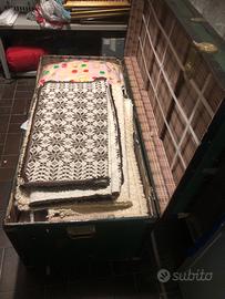 Baule pieno di biancheria per la casa più tappeti