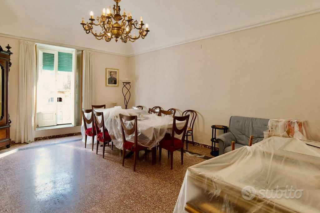 Appartamento di 300 m² con più di 5 locali e box a - Altro