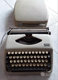 Macchina da scrivere Adler