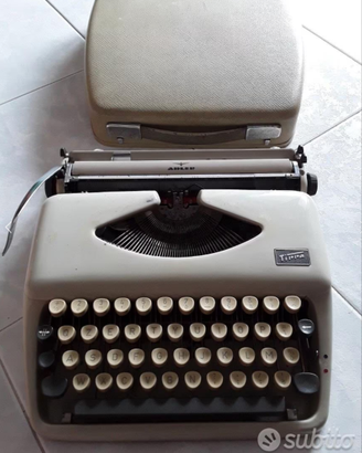 Macchina da scrivere Adler