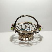 Cestino in metallo lavorato ad intreccio con fiori