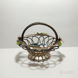 Cestino in metallo lavorato ad intreccio con fiori