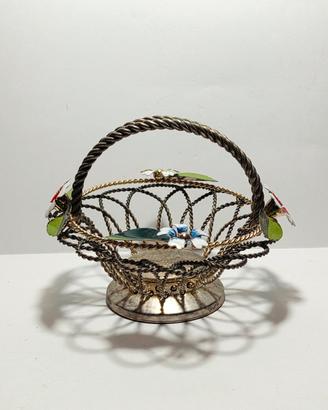 Cestino in metallo lavorato ad intreccio con fiori