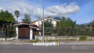 Villa di 350 m² con 5 locali e box auto a Giffoni 