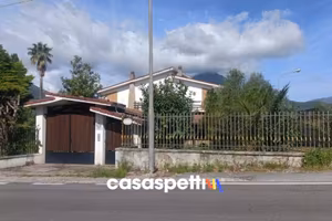 Villa di 350 m² con 5 locali e box auto a Giffoni 