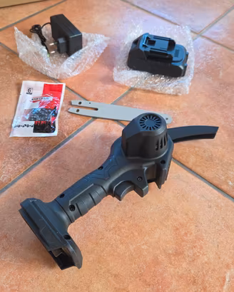 Nuova mini Motosega a batteria nera sei pollici 