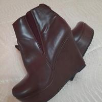 Stivaletti con zeppa