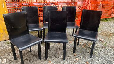 6 sedie nere in pelle con copripiedini removibili