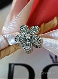Charm Pandora. Margherita luminosa 