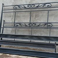 Letto in ferro battuto con sedia e comodini