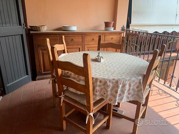 Mobili in legno tavolo cassapanca sedie