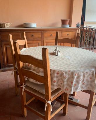 Mobili in legno tavolo cassapanca sedie