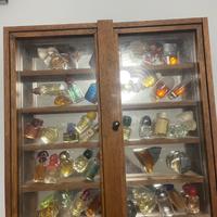 Vetrinetta con profumi in miniatura
