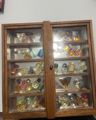Vetrinetta con profumi in miniatura