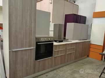 cucina moderna lineare con elettrodomestici 